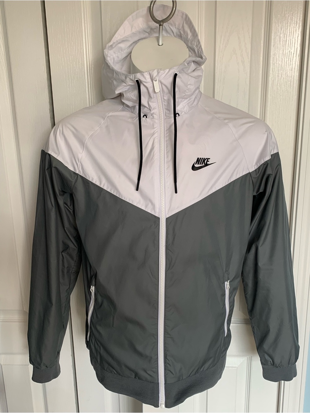 Nike Two-Tone White and Gray Hooded Windbreaker Jacket